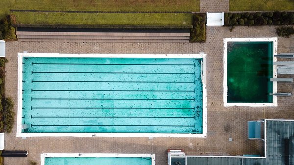 astuces pour prévenir et traiter les algues dans votre piscine